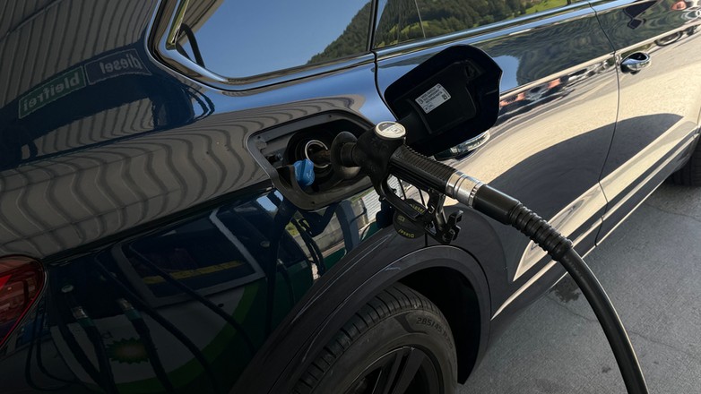 Tankowanie oleju napędowego – zdjęcie ilustracyjne