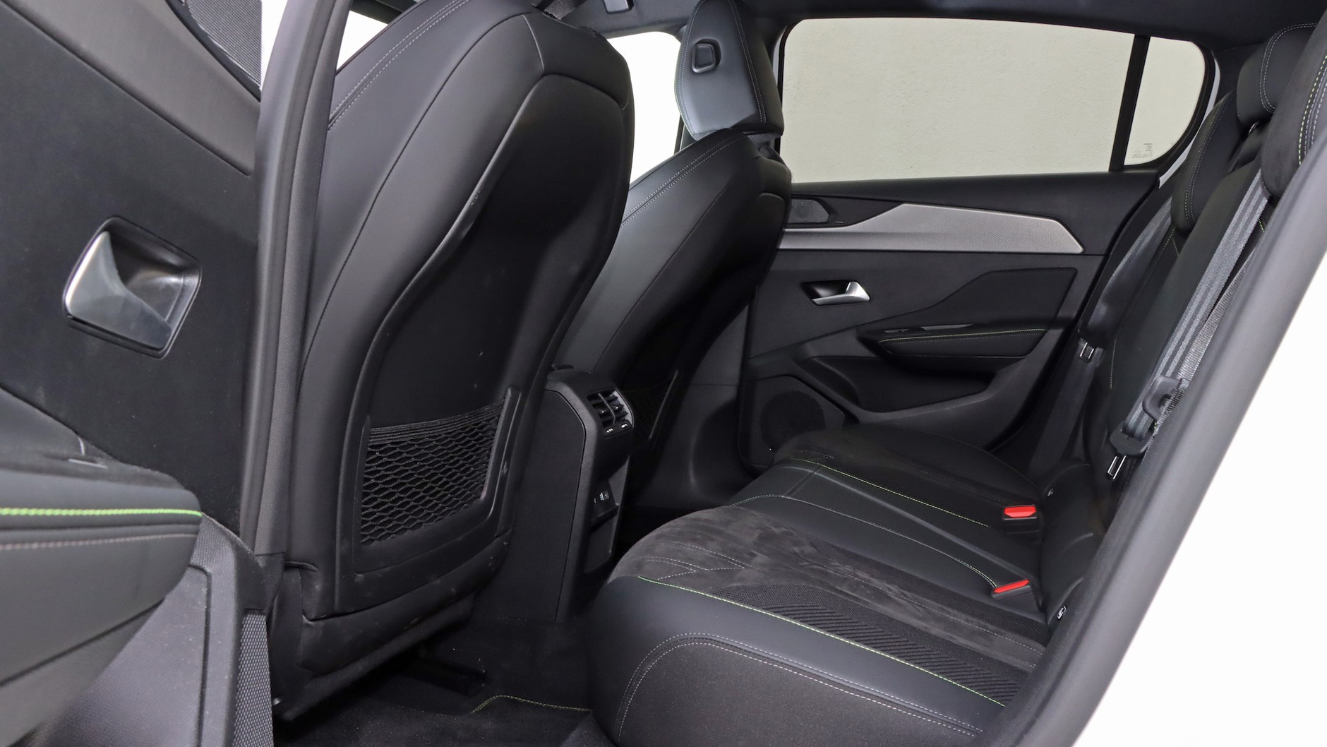 Na tylnej kanapie, tak jak i w pozostałych wersjach 308, ilość przestrzeni dla pasażerów jest raczej przeciętna