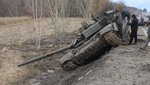 Warsztat samochodowy w Kijowie już nie naprawia aut. Teraz przerabia karabiny z czołgów