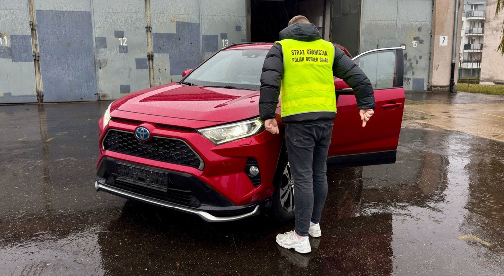 Funkcjonariusz Straży Granicznej przy odzyskanej Toyocie RAV4 pochodzącej z kradzieży