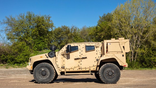 Oshkosh przygotował hybrydę z dieslem. eJLTV może zostać następcą Humvee