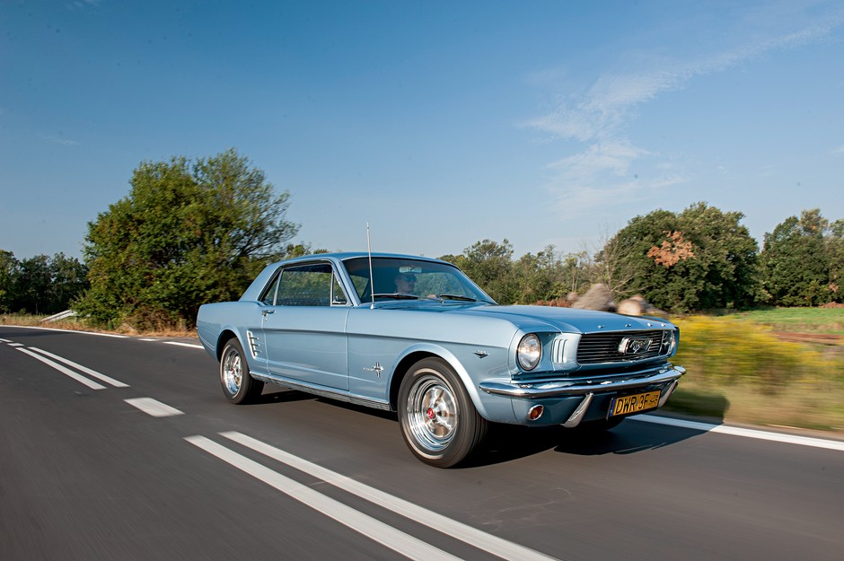 Ford Mustang Coupe 289 - galopujący klasyk