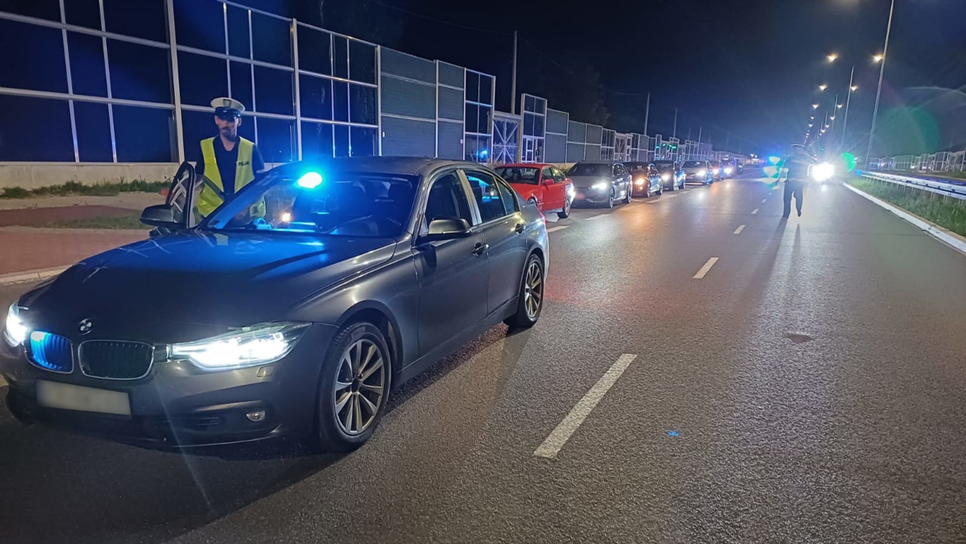 Nieoznakowane policyjne BMW zepsuło nastrój uczestnikom