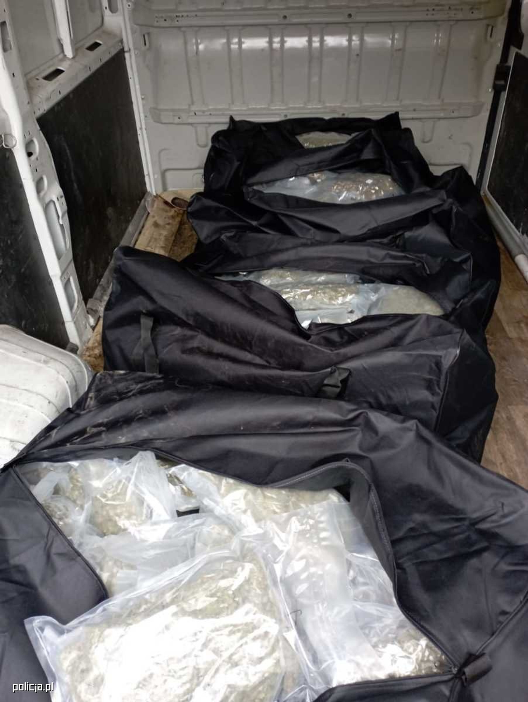 Policjanci odkryli w samochodzie aż 110 kg marihuany