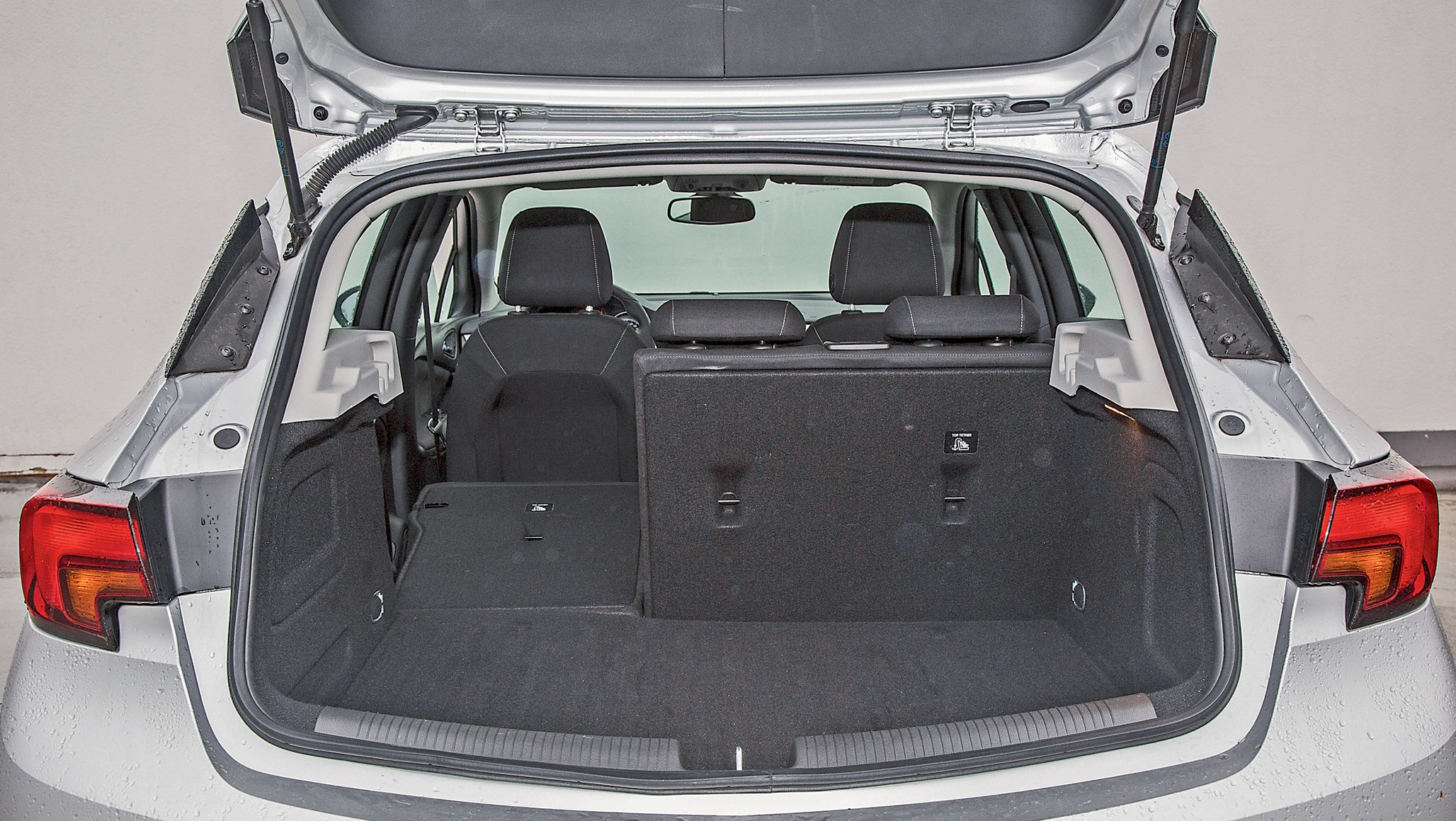 Poza hatchbackiem dostępne były też wygodne kombi i klasyczny sedan.