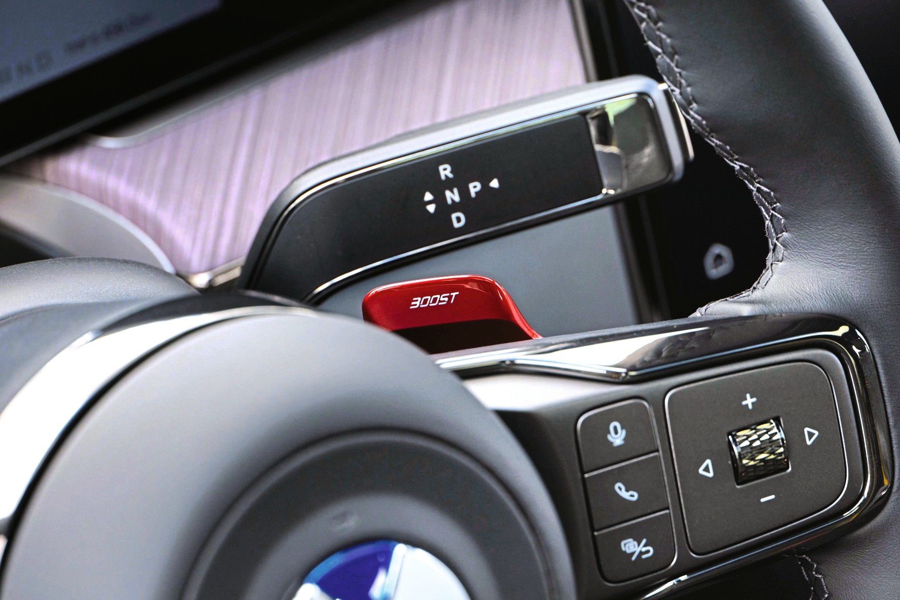 Denza Z9GT EV: niewielka łopatka, olbrzymi efekt. W trybie Boost Denza wbija w fotele bardziej niż zwykle. 