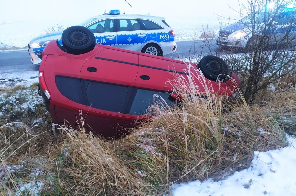 Samochód 52-latka, który kierował pod wpływem alkoholu i dachował w rowie