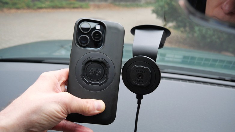 Uchwyt na telefon Quadlock jest tak naprawdę zestawem – jednym z jego elementiw jest etui telefonu dedykowane do kon kretnego modelu