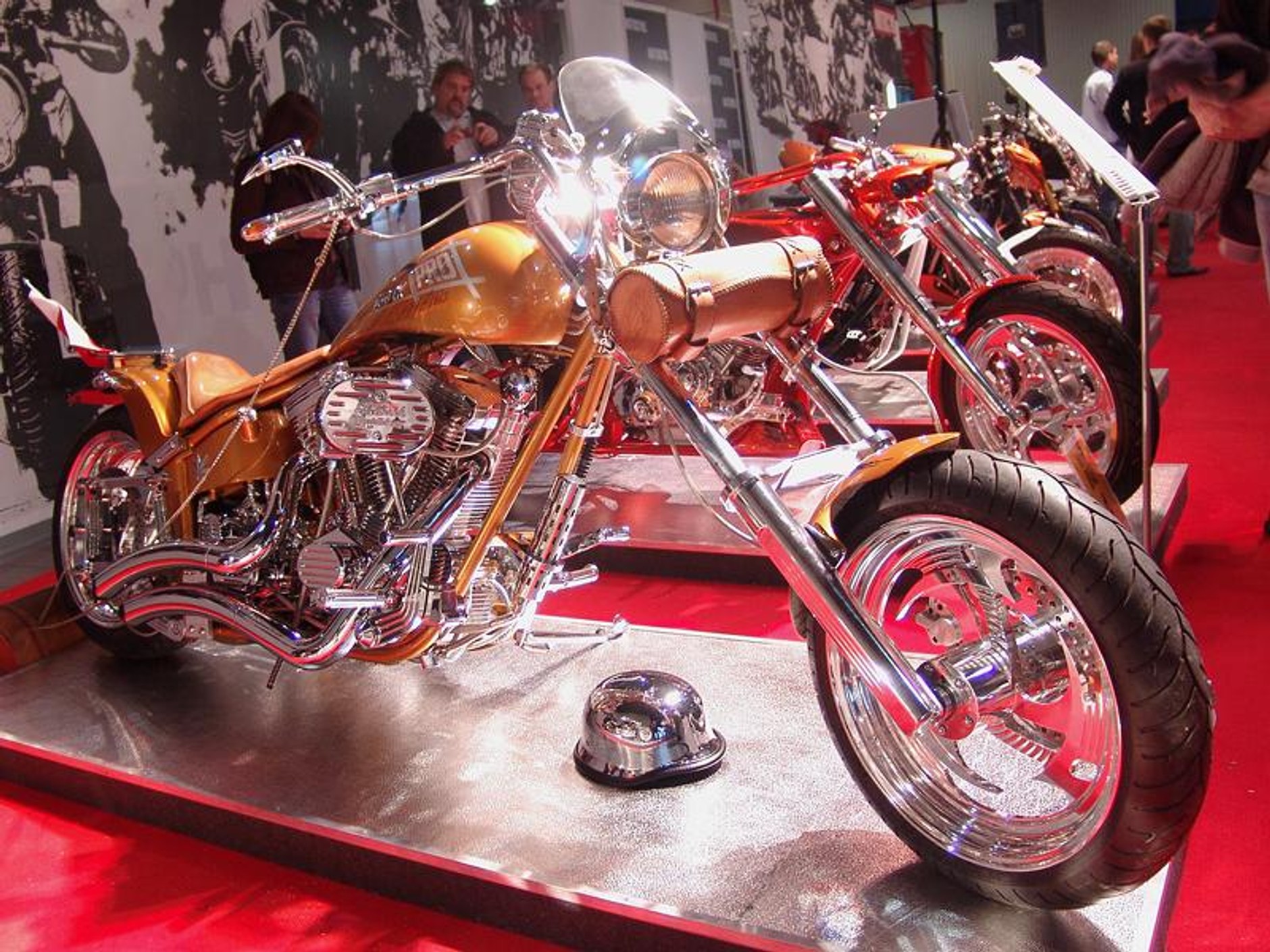 MOTOCYKL-EXPO 2007: cudowne maszyny i piękne dziewczyny (fotogaleria)