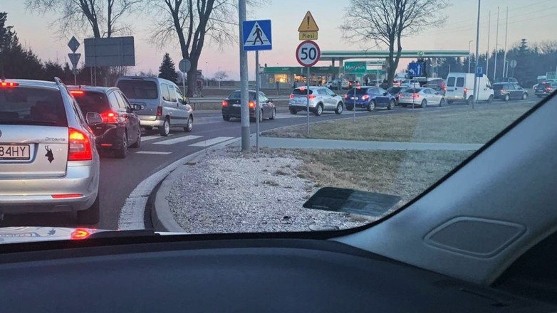Kolejka przed stacją BP w Kozubszczyźnie pod Lublinem