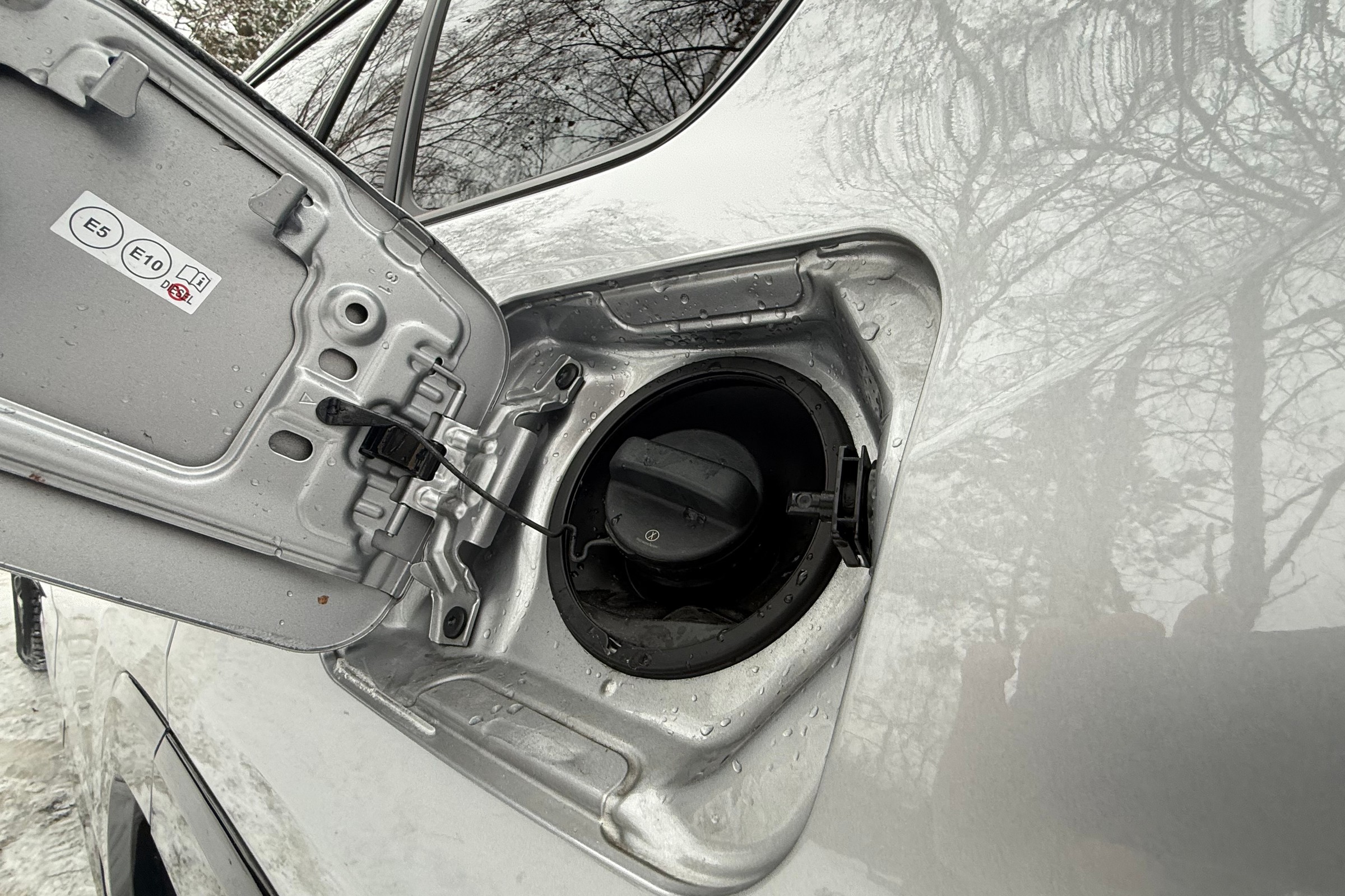 Ukryte funkcje wlewu paliwa, o których wielu kierowców nie wie. Bywają bardzo pomocne