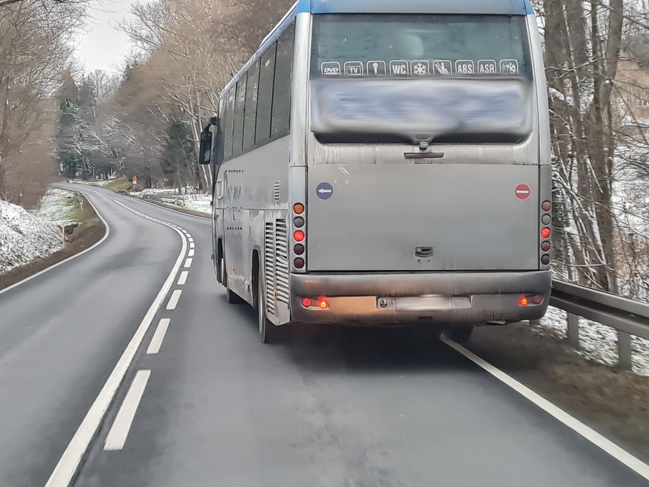Jechał autokarem z urwaną półosią