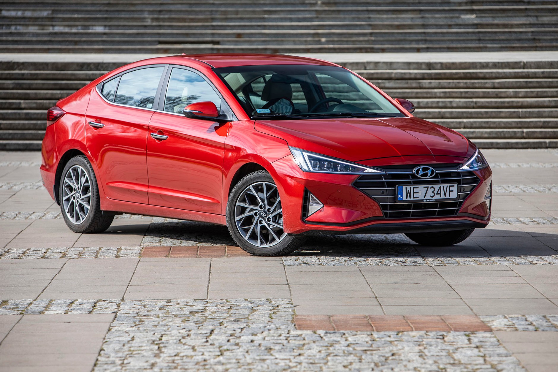 Hyundai Elantra 1.6 MPI 6AT - sedan w stylu azjatyckim
