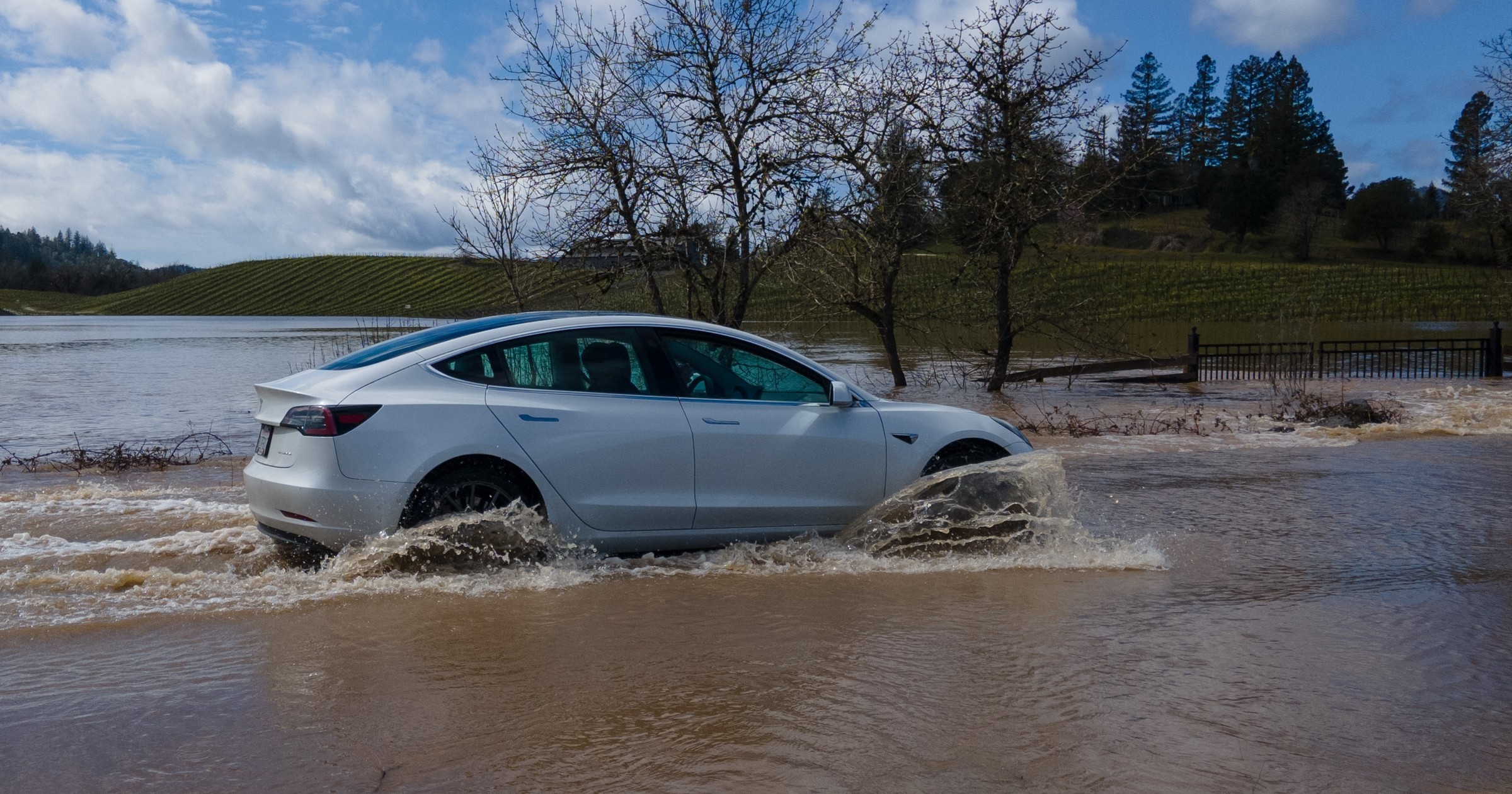 Auta elektryczne kontra głęboka woda: czy dają sobie radę lepiej od spalinowych?