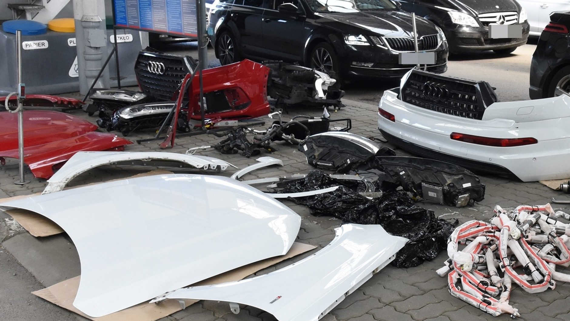 Straż graniczna odzyskała części z dwóch Audi Q7 skradzionych w Niemczech