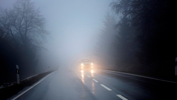 Jak jeździć w gęstej mgle? Te zasady musi znać każdy