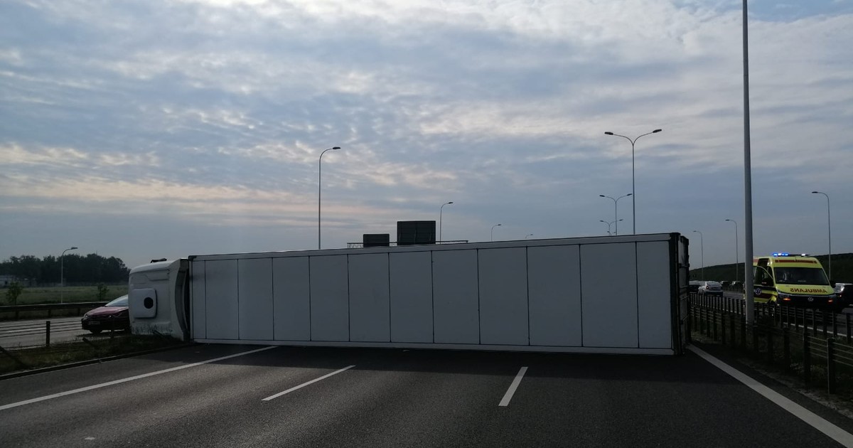 Na drodze S2 w Warszawie przewrócona ciężarówka zablokowała wszystkie trzy pasy ruchu jezdni głównej