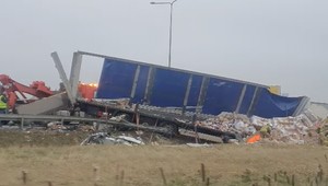 Zderzenie ciężarówek na S8. Jedna wpadła do rowu z ładunkiem [WIDEO]