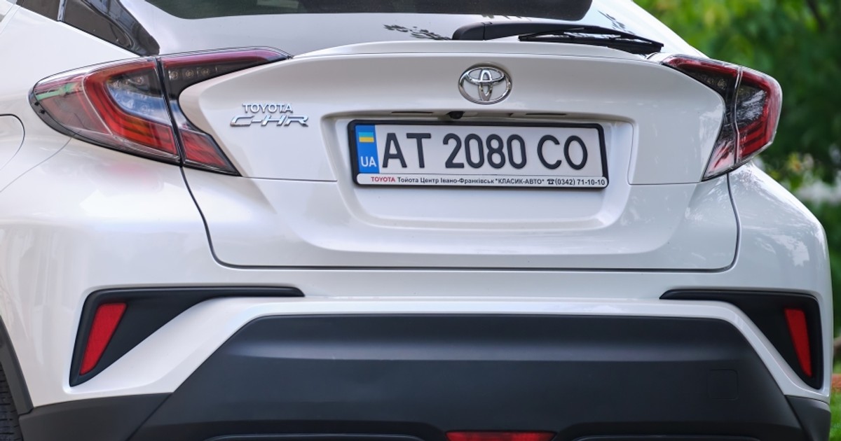 Toyota na ukraińskich tablicach nowego wzoru obowiązującego od 2015 r. 