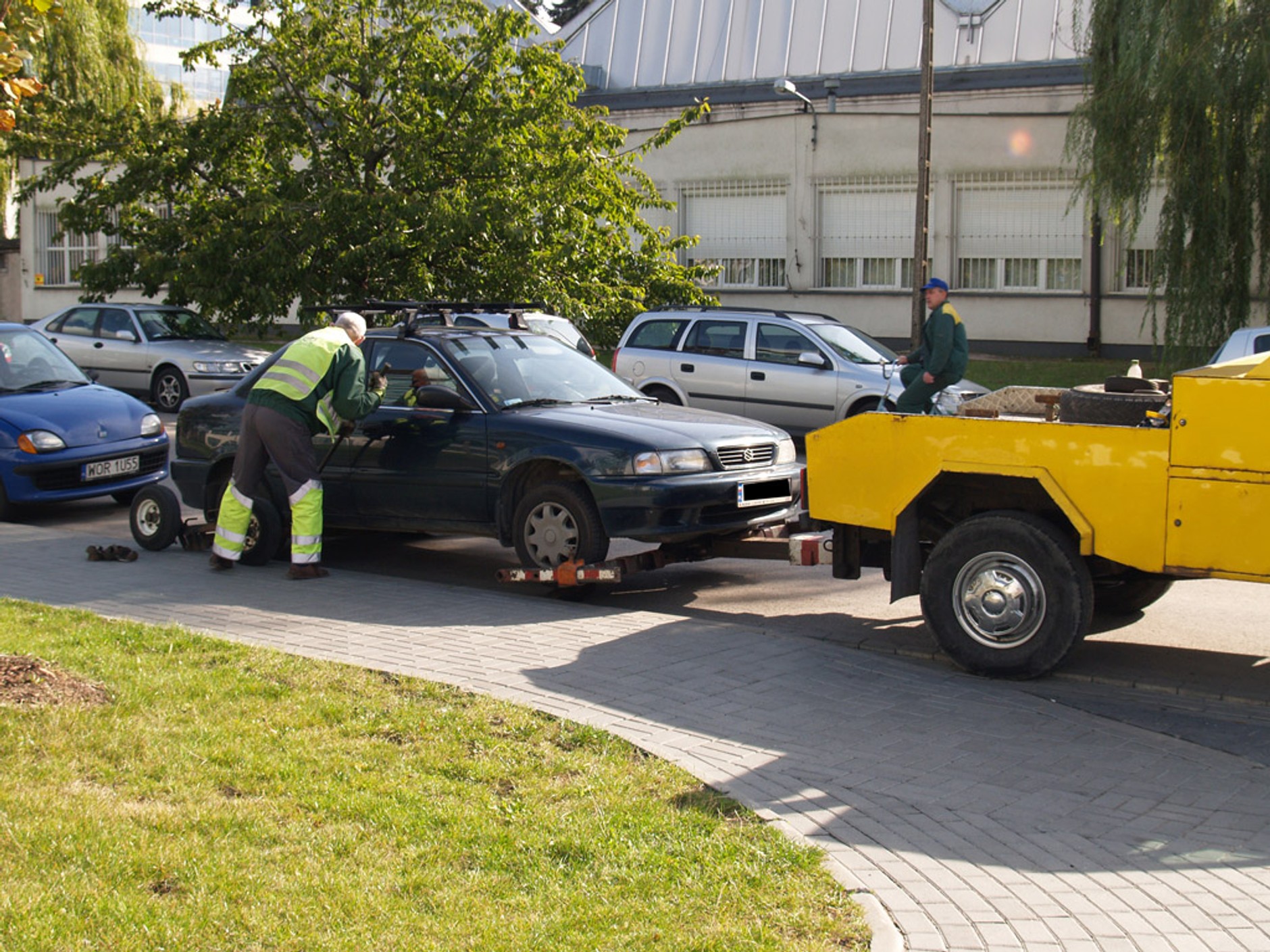 Kiedy policja i straż miejska mogą odholować auto