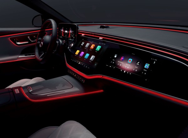Mercedes odtajnia deskę rozdzielczą nowej Klasy E. Pasażer może mieć własny ekran