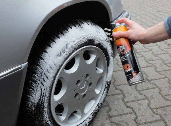 Pan Mariusz mył auto na własnym podjeździe. Dostał wysoki mandat. Ten przepis zaskakuje