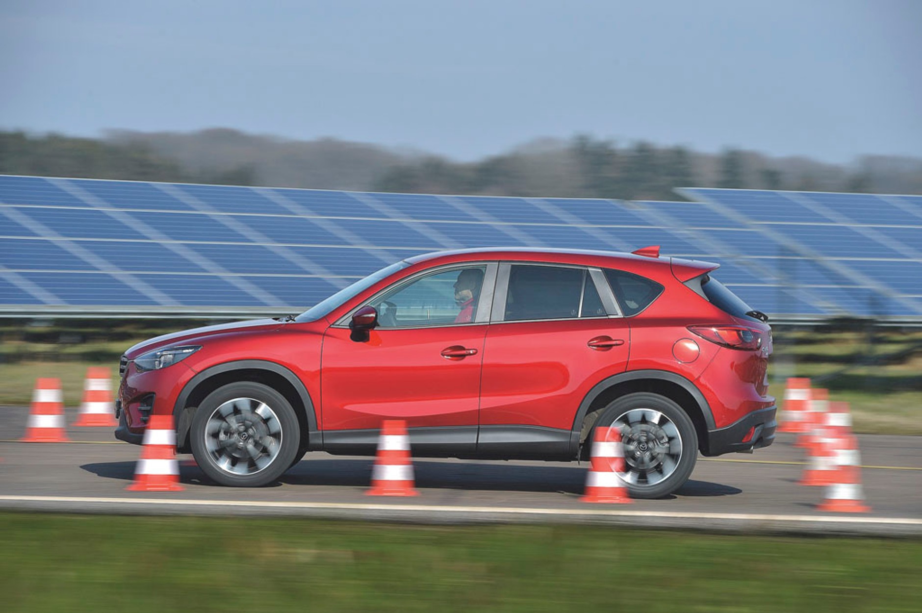 Po blisko pięciu latach od premiery CX-5 wciąż wygląda świeżo. Ostatni face lifting przeprowadzono w 2014 r.