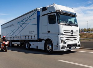 Mercedes Actros - ciężarówka poprawiająca błędy kierowcy