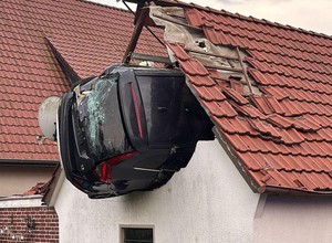 Potrącił dziecko skaczące na trampolinie i wbił się w dach stodoły