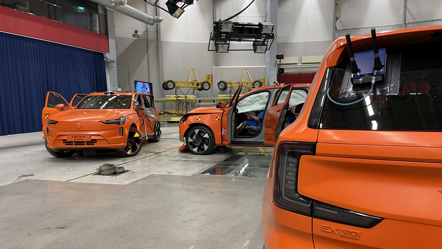 Crash test z udziałem trzech elektrycznych SUV-ów Volvo