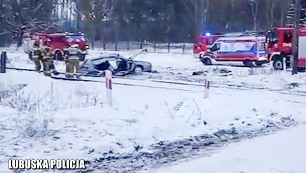 Bez zatrzymania wjechał na niestrzeżony przejazd kolejowy. Zderzył się z szynobusem