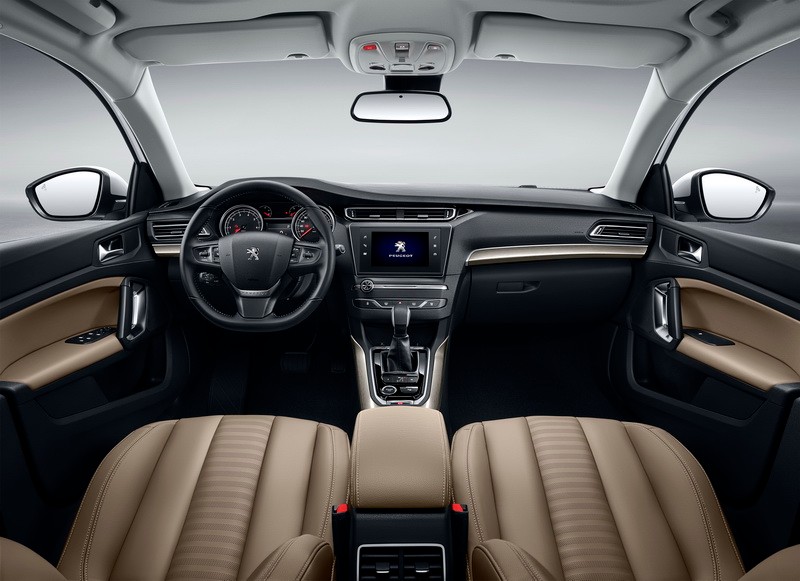 Peugeot 408 - deska mocno przypomina tę jaką znamy z modelu 301