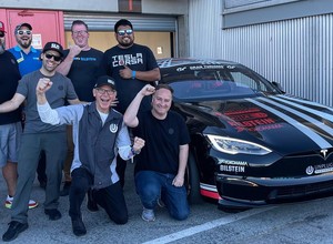 Wyścigowa Tesla Model S Plaid na torze. Nie dała szans Porsche i McLarenom