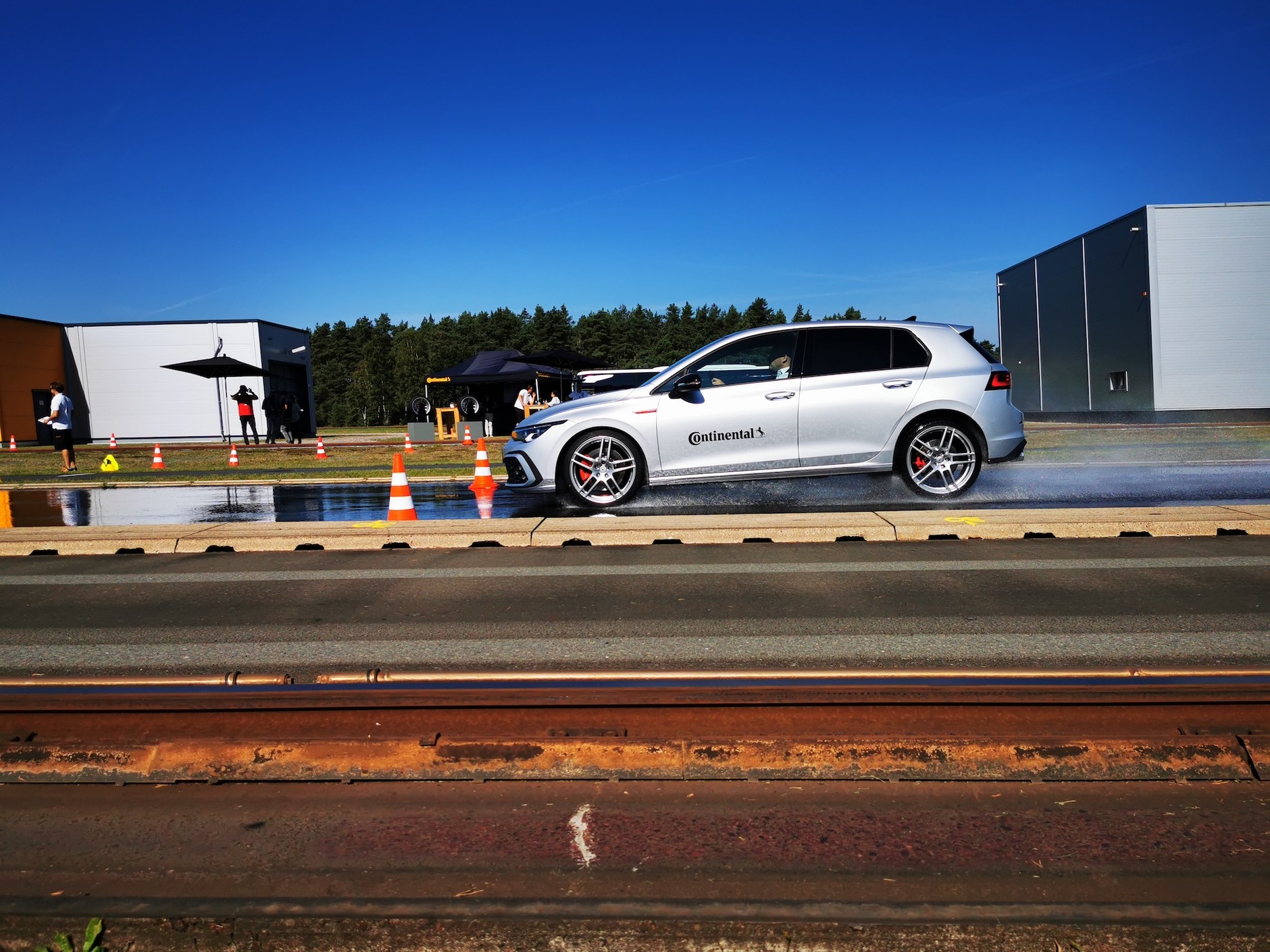 SportContact 7 – hamowanie na mokrej nawierzchni