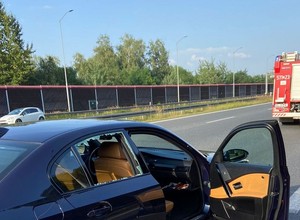Samochód stał na środkowym pasie autostrady. Policjanci zajrzeli do środka i od razu stłukli szybę
