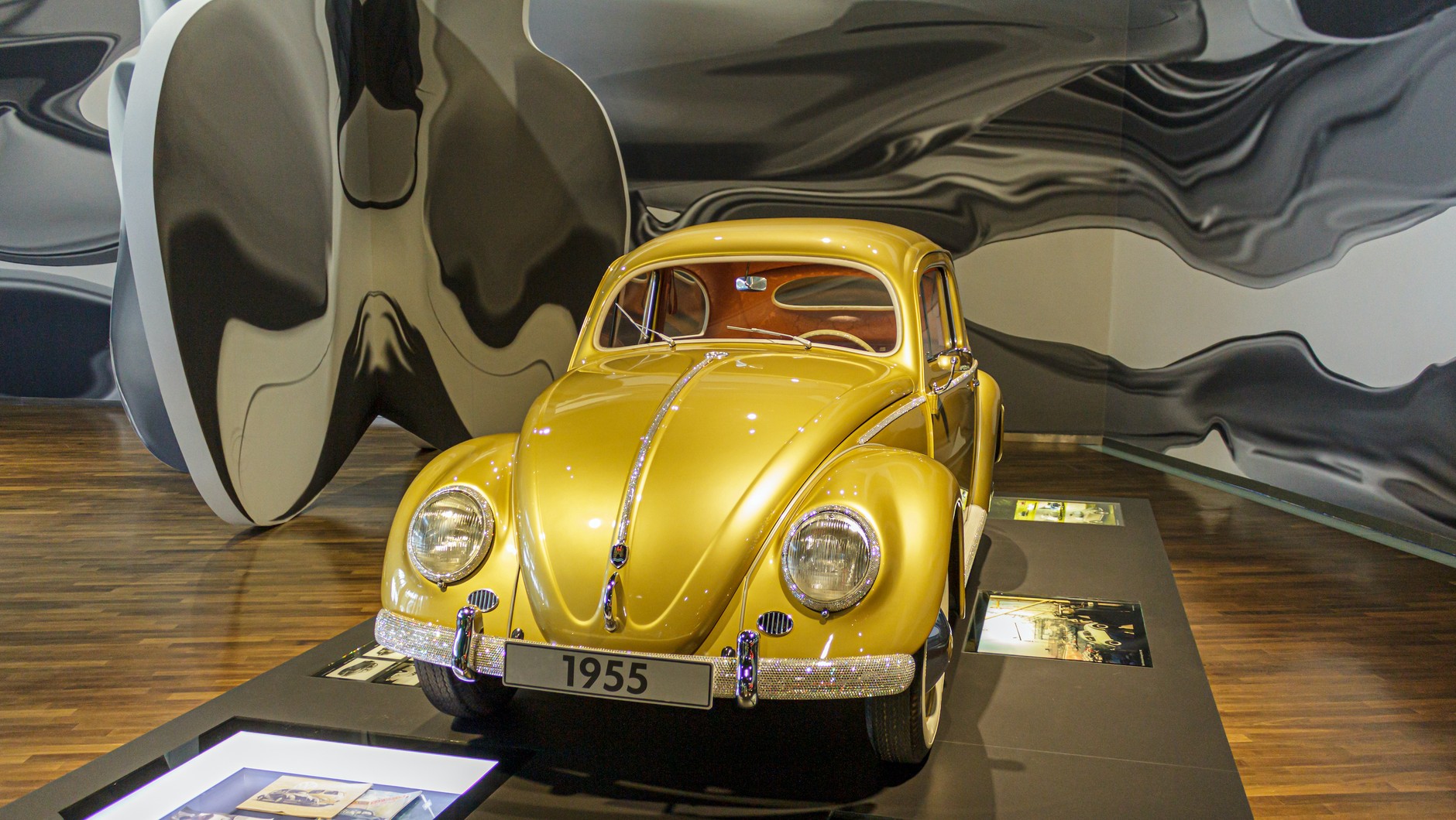 Volkswagen Garbus w miasteczku samochodowym w Wolfsburgu