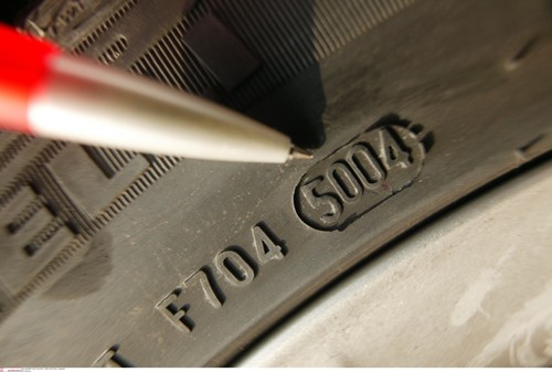 Kilkunastoletnie opony mogą wciąż wyglądać dobrze, ale nie nadają się do jazdy!