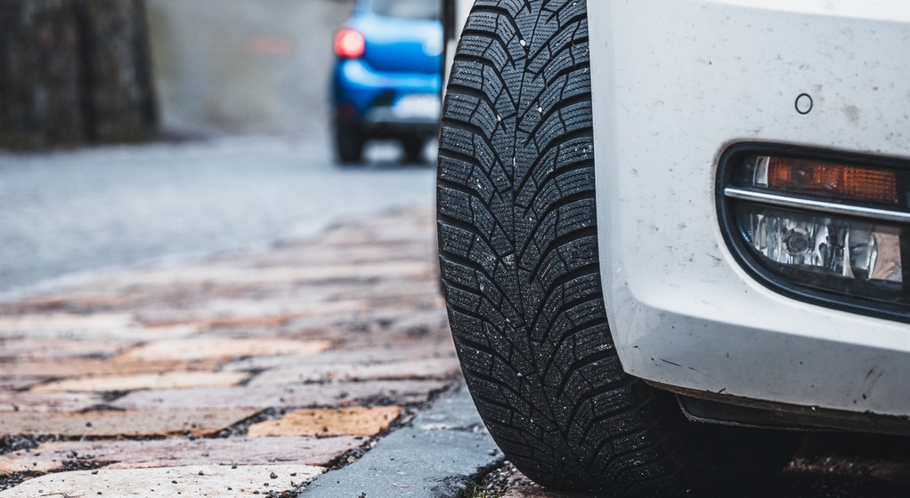 Jazda na oponach zimowych w lecie może źle się skończyć. Zdjęcie ilustracyjne