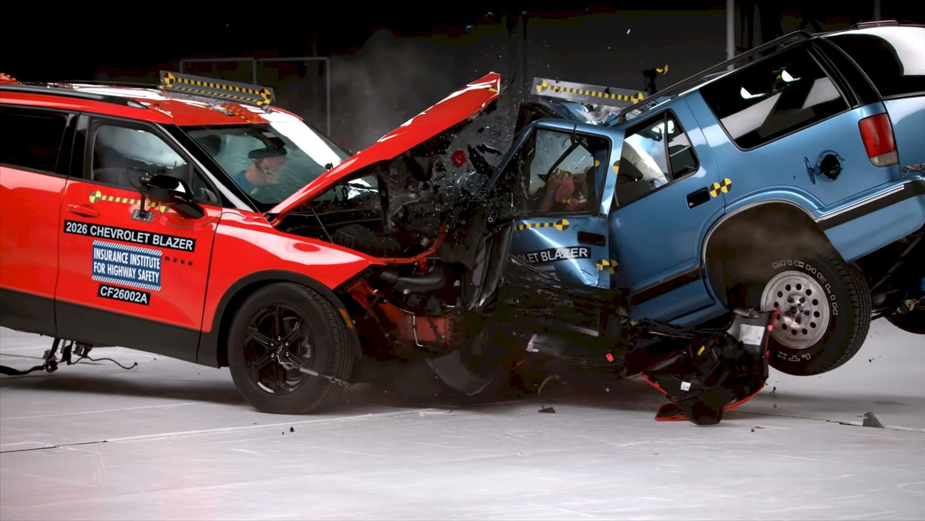 Test zderzeniowy Chevroletów Blazerów, które dzieli 30 lat