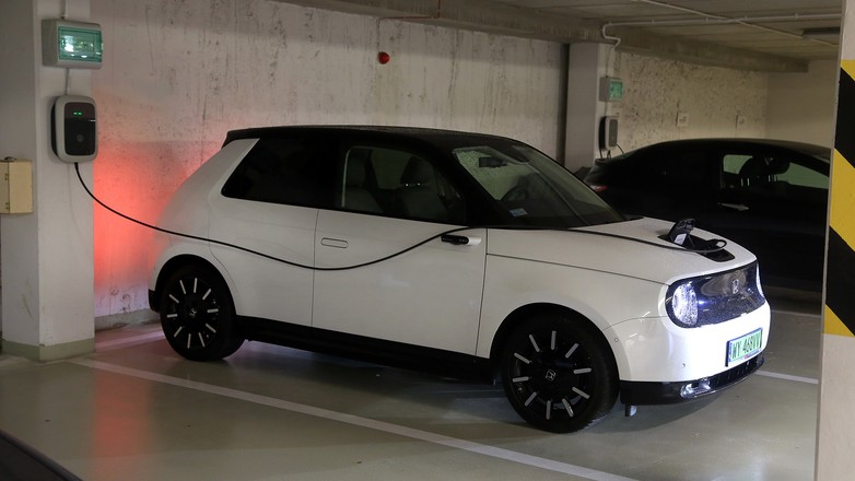 Ładowanie auta w garażu podziemnym – taniej niż na publicznych ładowarkach