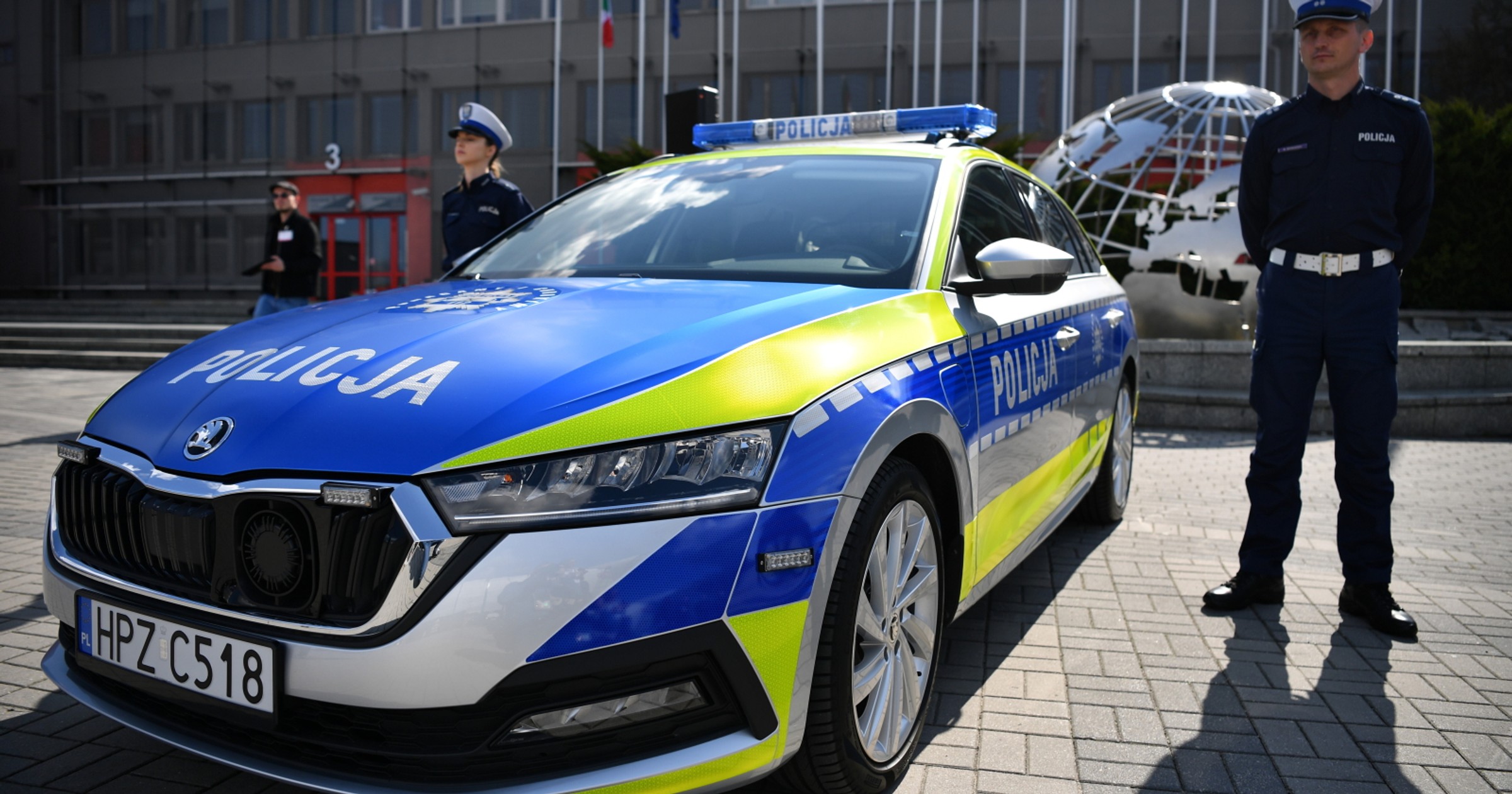 Nowe radiowozy i motocykle polskiej policji
