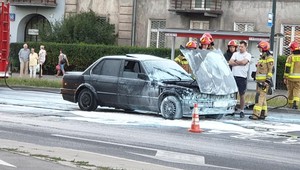 BMW stanęło w płomieniach na jednej z głównych ulic Warszawy