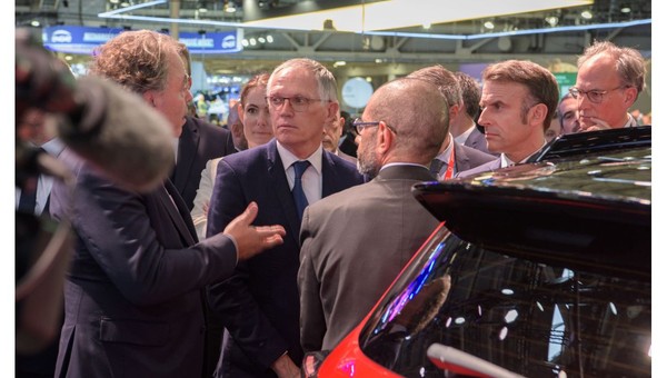 Na odchodne inwestorzy przyznali Carlosowi Tavaresowi potężną i kontrowersyjną nagrodę