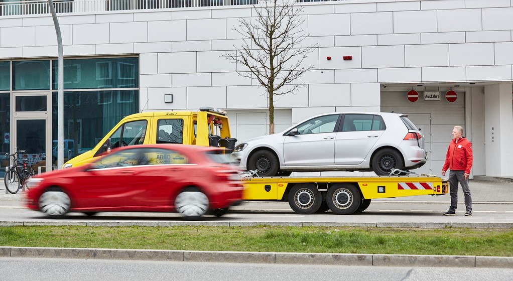 Zepsuty samochód na lawecie