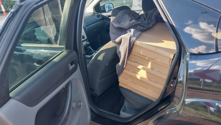 Auto wypakowane kartonami z nielegalnymi papierosami