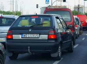 Indywidualne tablice rejestracyjne — co jest możliwe, a na co urząd się nie zgodzi