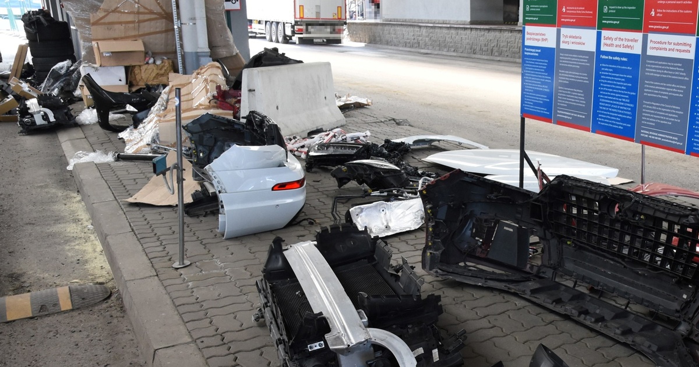 Straż graniczna odzyskała części z dwóch Audi Q7 skradzionych w Niemczech