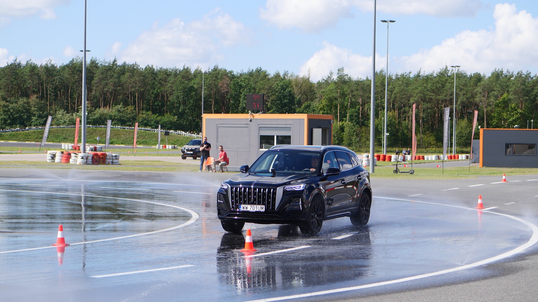 Hongqi HS5 podczas próby na mokrym zakręcie