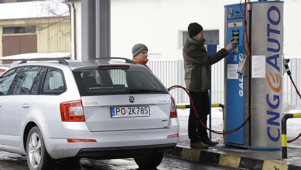CNG, czyli paliwo bez akcyzy! Wyjaśniamy, ile kosztuje jazda autem na gaz ziemny?