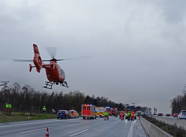 Gigantyczny karambol na autostradzie A3 w Bawarii: ok.40 rozbitych aut, są ofiary śmiertelne